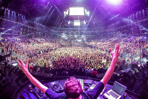 Is EDM and House Music the Same? A Deep Dive into the World of Electronic Dance Music